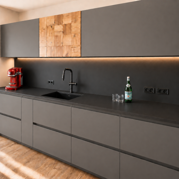 Cucina moderna realizzata per Hotel Plaza con ante antracite opache, dettagli in legno naturale, piano di lavoro scuro e illuminazione LED integrata.